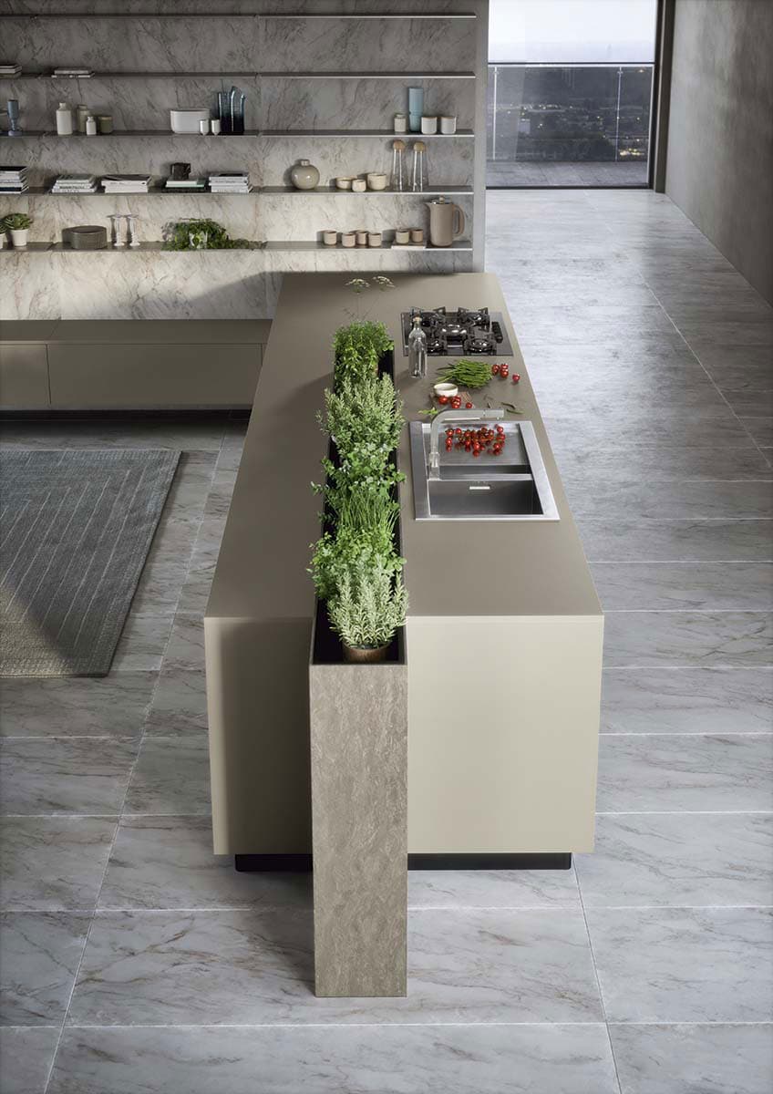 Cucina Dibiesse con isola centrale e piano in pietra